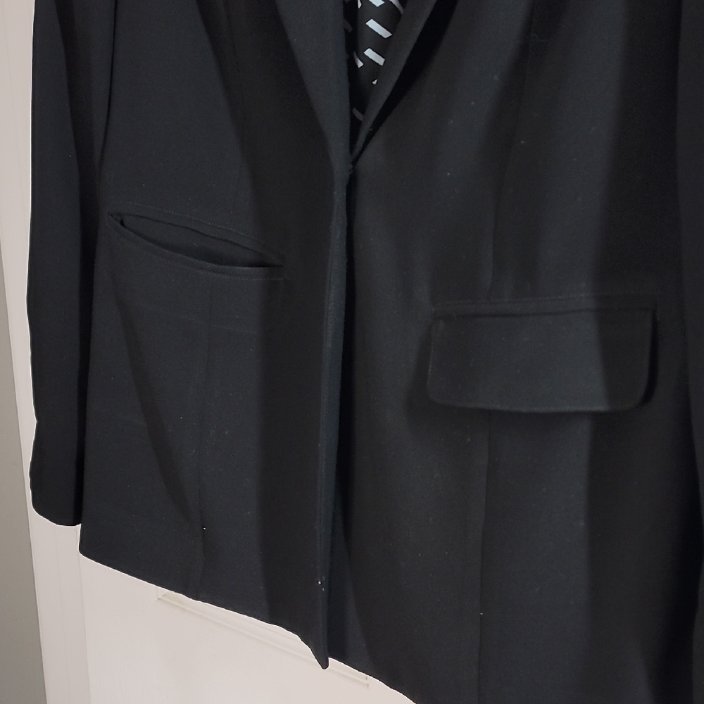 Cabi - Chic Black Blazer With Patterned Lining - image 3